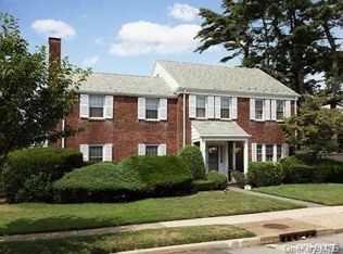 245 Hamilton Rd, Rockville Centre, NY 11570