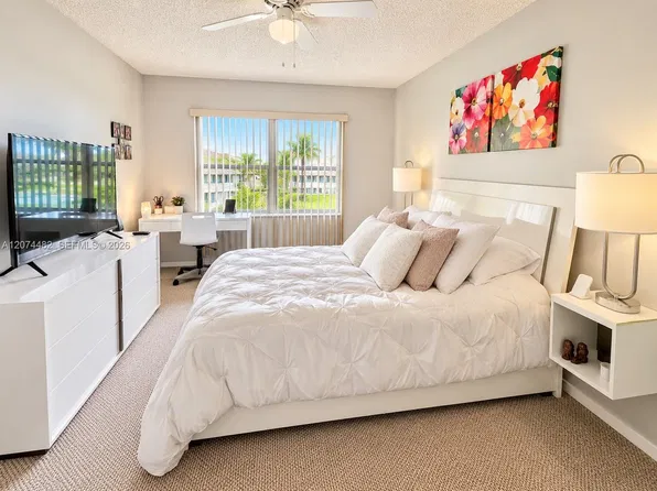 8290 Lake Dr APT 426, Doral, FL 33166