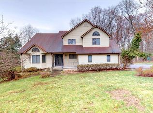 10 Christine Dr, Chestnut Ridge, NY 10977