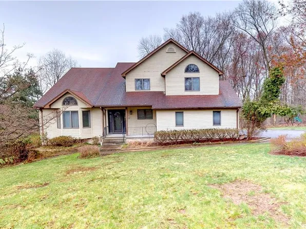 10 Christine Dr, Chestnut Ridge, NY 10977