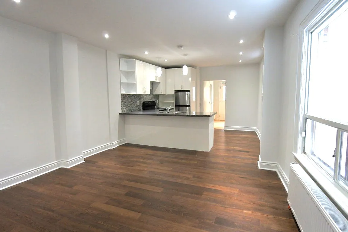 22 Rusholme Park Cres - Main — Photo 1