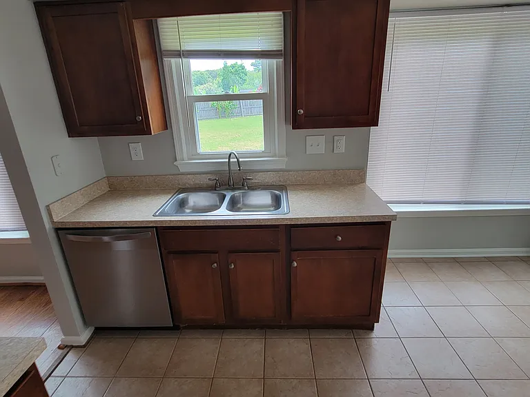 904 Alewife Ct — Photo 12
