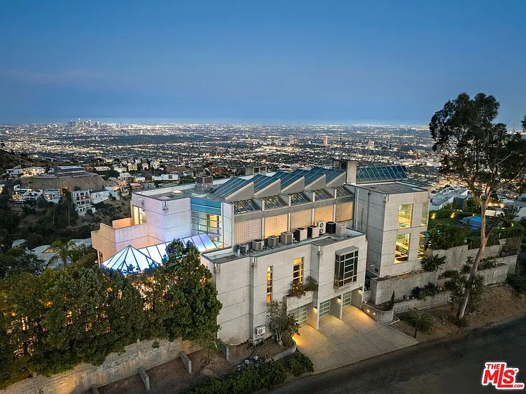 2260 Sunset Plaza Dr — Photo 38
