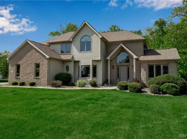 260 Forest Creek Ln, Grand Island, NY 14072