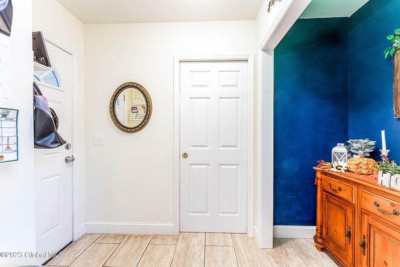 5th image of 248 Hampton Avenue