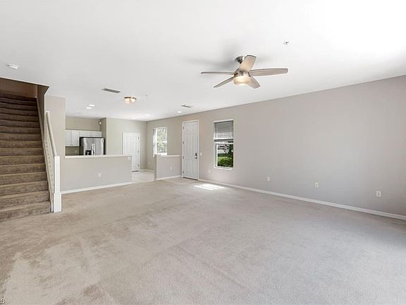 4th image of 1088 Oxford Ln #48