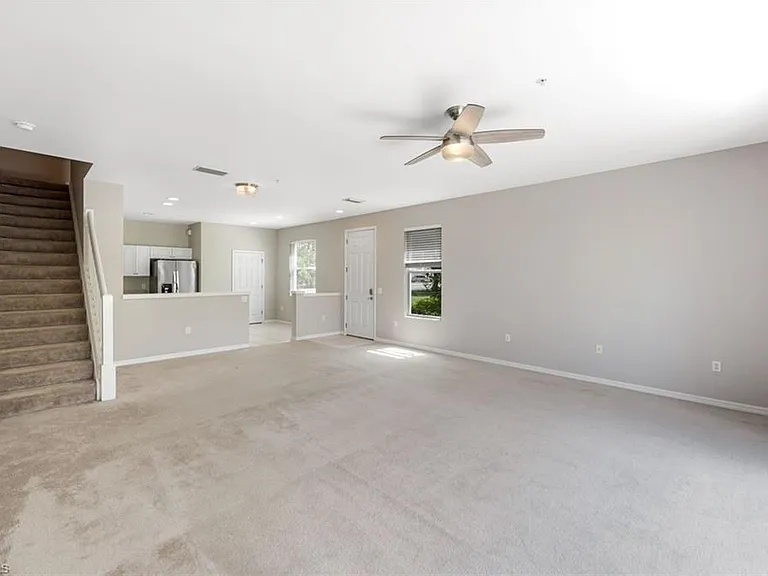 1088 Oxford Ln #48 — Photo 4