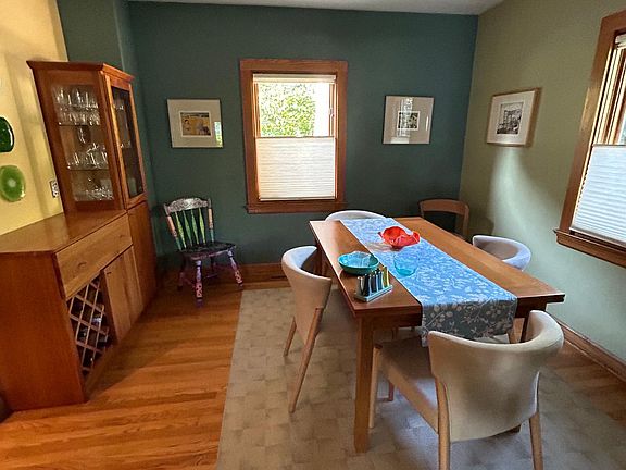 Dining room with 6 chairs