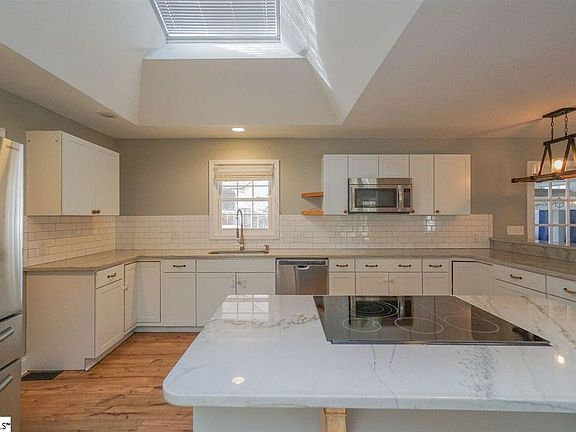 5th image of 104 Henderson Dr