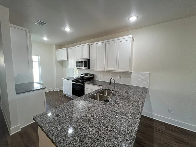 1003 Allie Way — Photo 3