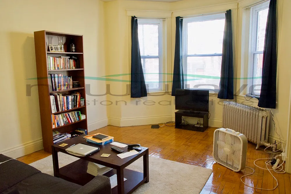 32 Queensberry St — Photo 1