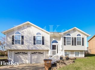 626 N Crest Dr, Raymore, MO 64083