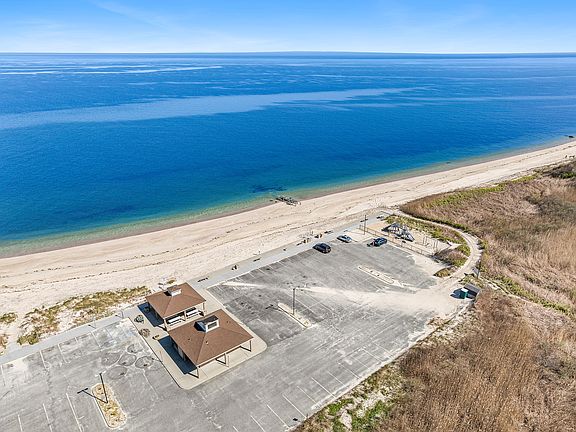 2nd image of 167 Pier Ave