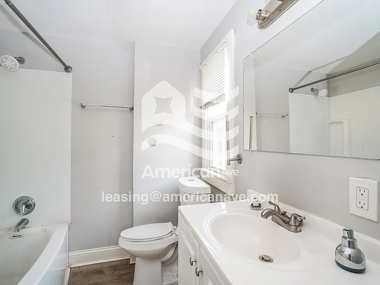 1389041_011_main_bathroom_12.jpg