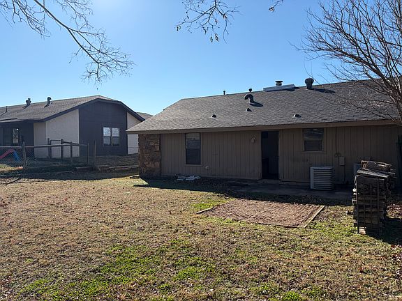 4th image of 2312 W Ithica St