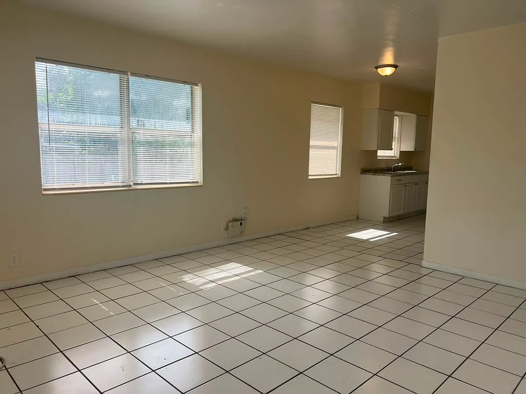 4Plex 11870 NE 16th Ave - 4 — Photo 3