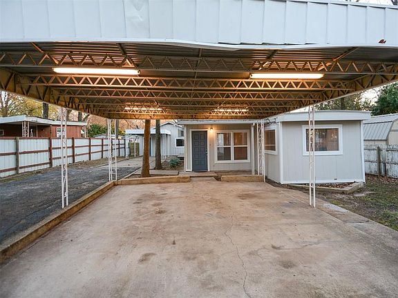 3rd image of 304 Live Oak Ln