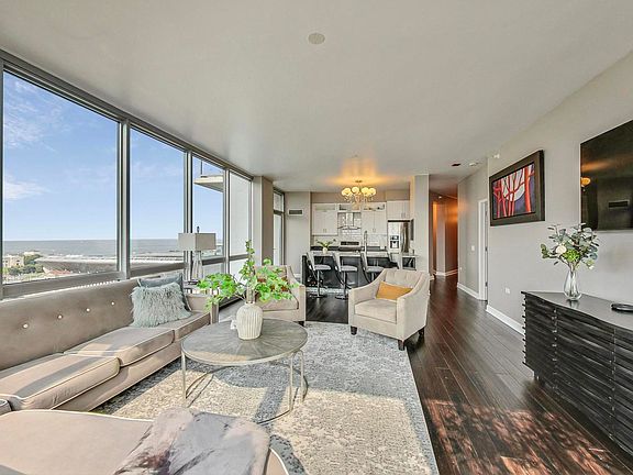 5th image of 1629 S Prairie Ave #2211