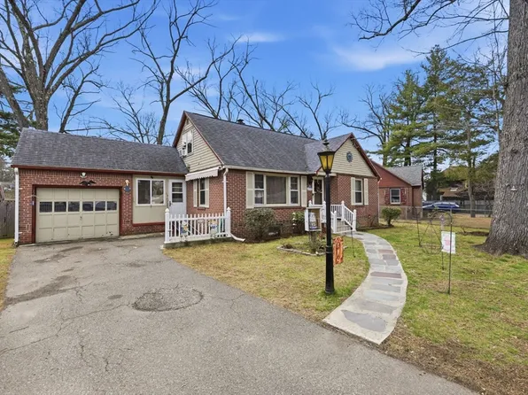 19 Carnavon Cir, Springfield, MA 01109