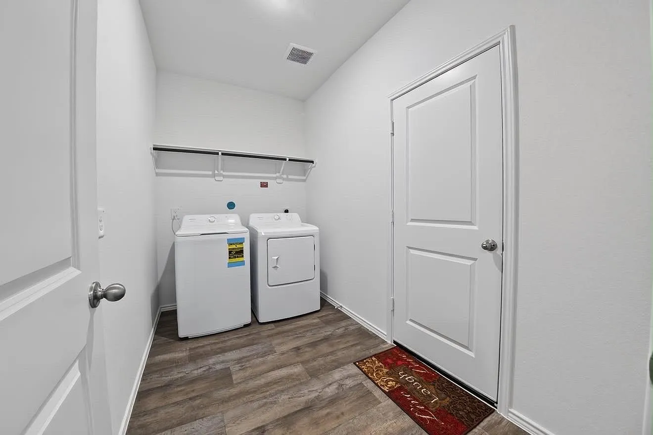 4 bed, 2.5 bath, $2,300 — Photo 4