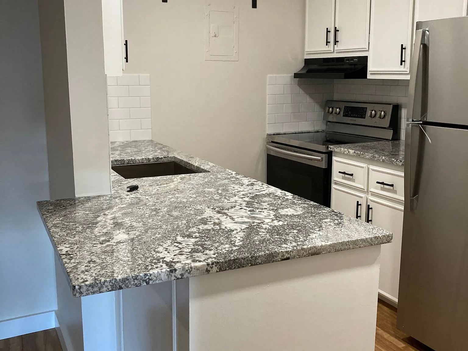 1 bed, 702 sqft, $1,795 — Photo 2