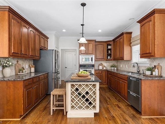 4th image of 713 Mill Pointe Way