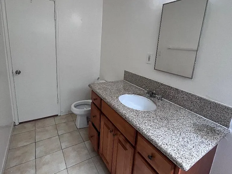 15943 Victory Blvd #2 — Photo 10