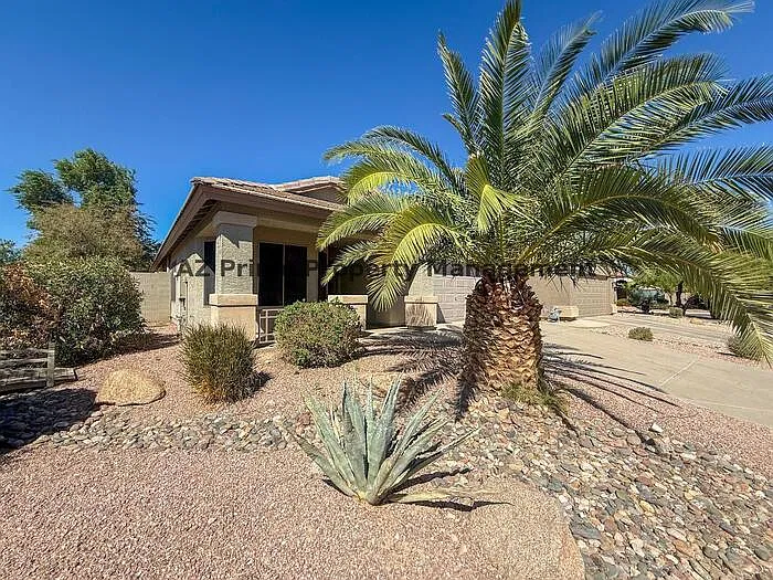3 bed, 2.0 bath, 1684 sqft, $1,795 — Photo 3