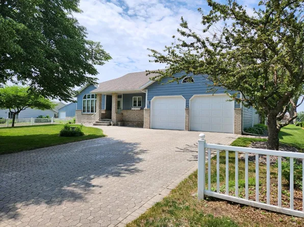 670 S 10th St, Bird Island, MN 55310