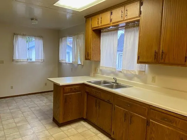 2020 Oak St — Photo 5