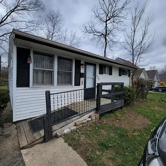 Mia Ave — Photo 1