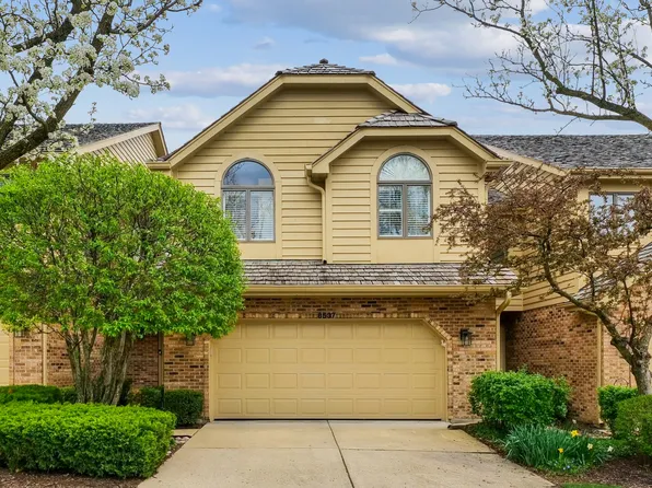 8537 Thistlewood Ct, Darien, IL 60561