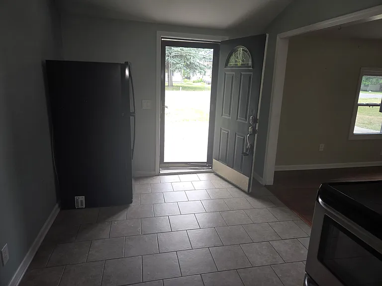 18334 Irving St — Photo 13