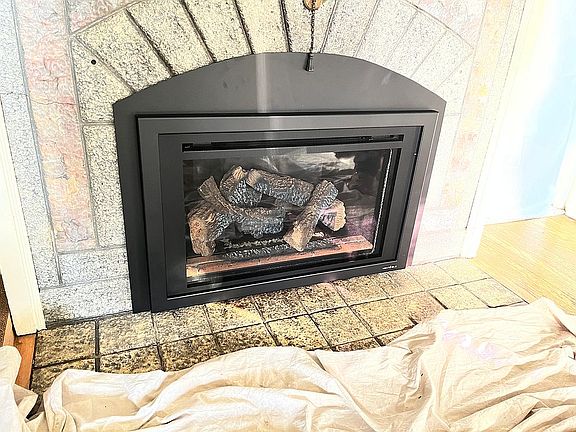 Gas insert fireplace