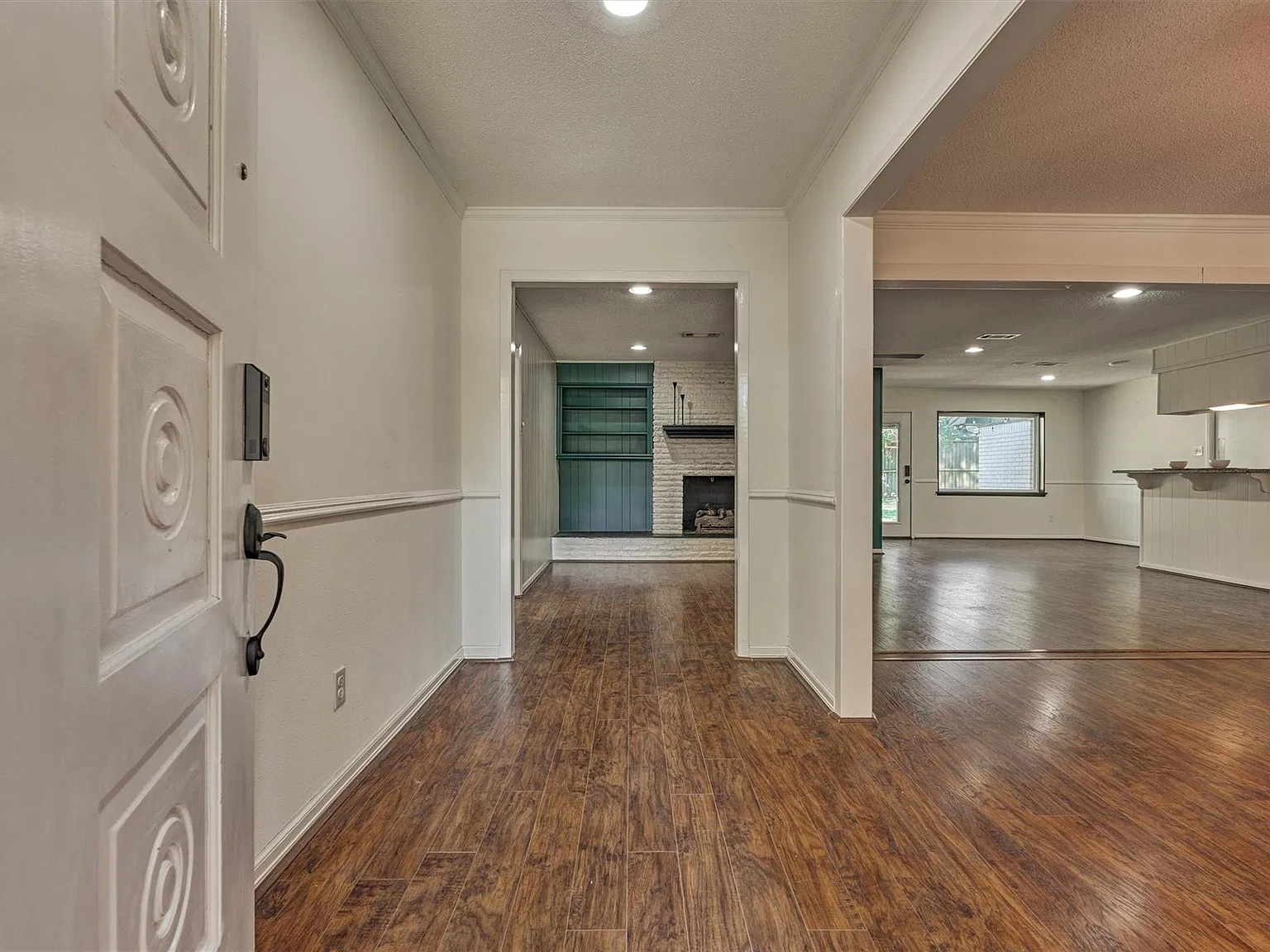 3 bed, 2.0 bath, 2005 sqft, $2,300 — Photo 3