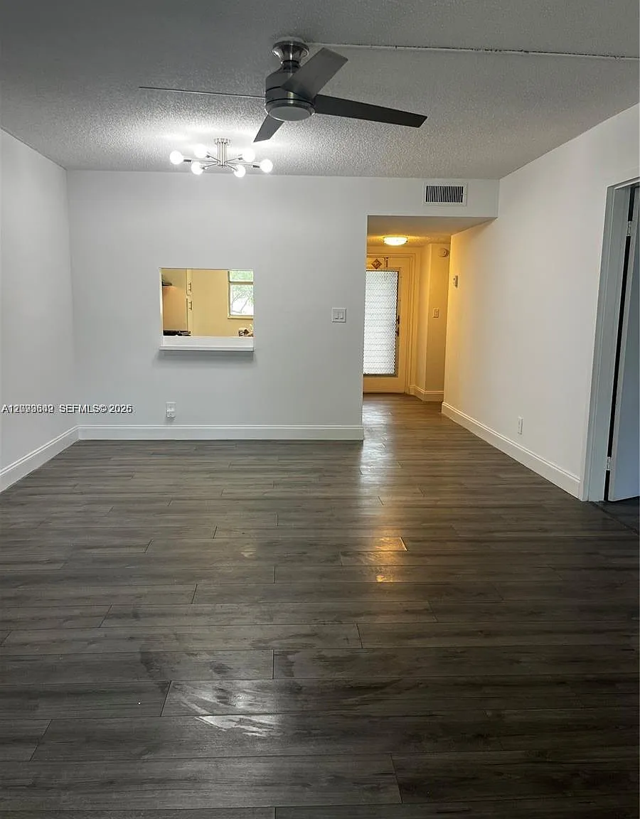 Sands Point Condominium V — Photo 4