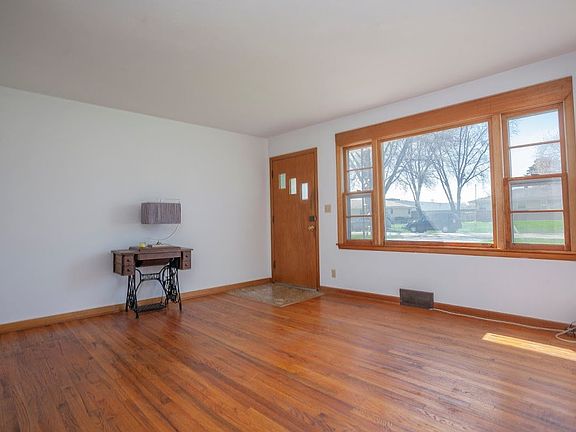 4th image of 1606 Juniper Ln