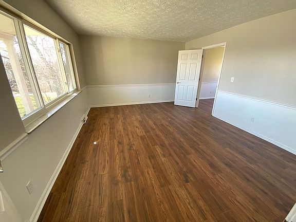 3rd image of 3765 Parkview Dr