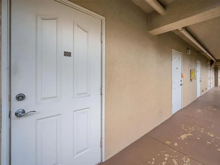 606 Wells Ct #202 — Photo 25