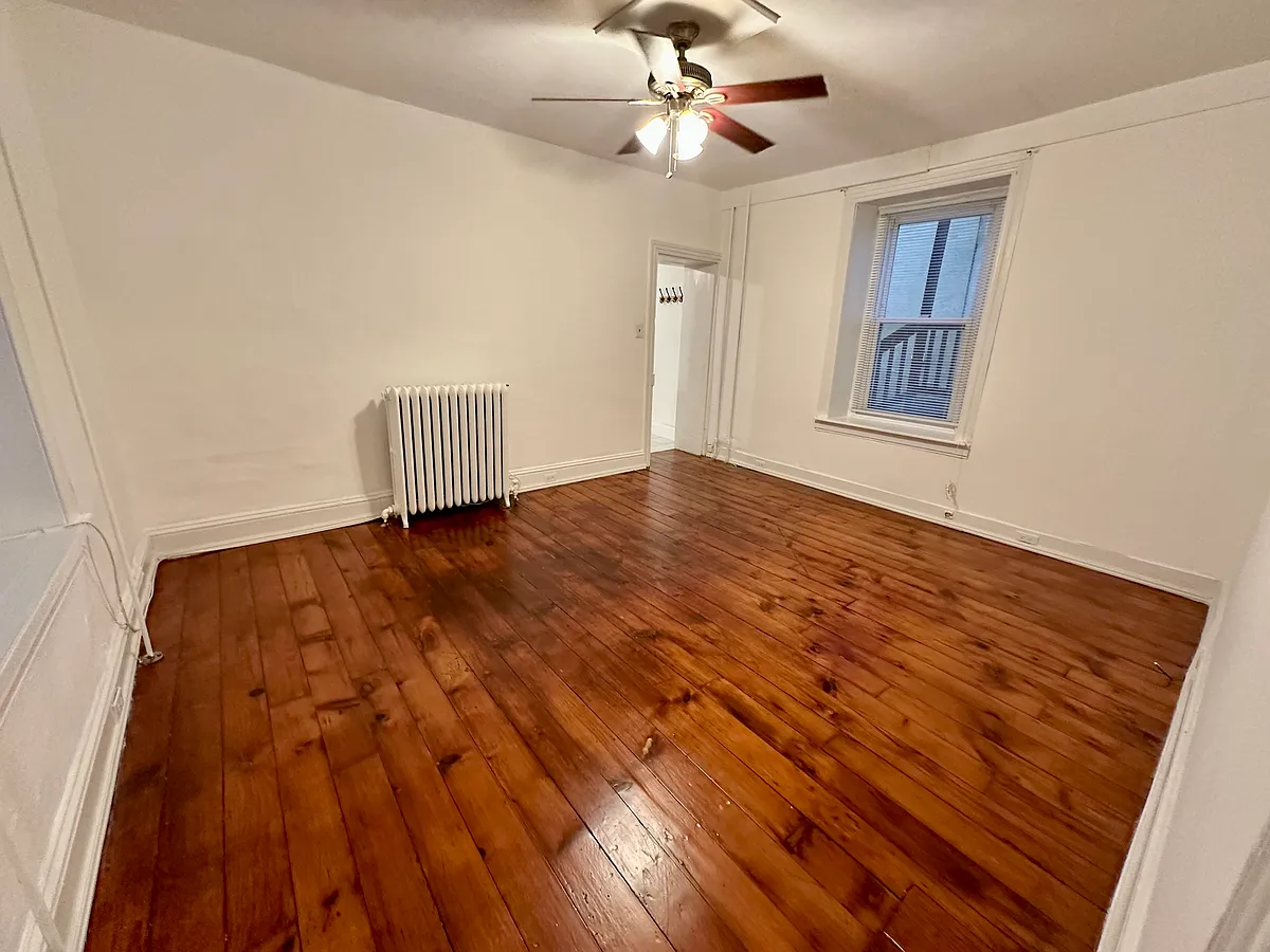 Living Room - 476 Krams Ave #1