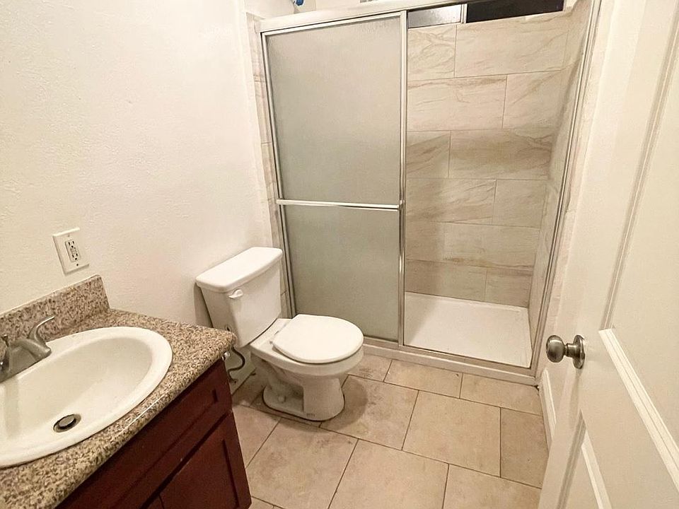 Spacious full bathroom
