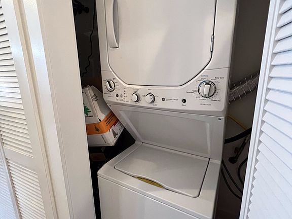 5th image of 609 W Oakdale Ave #11