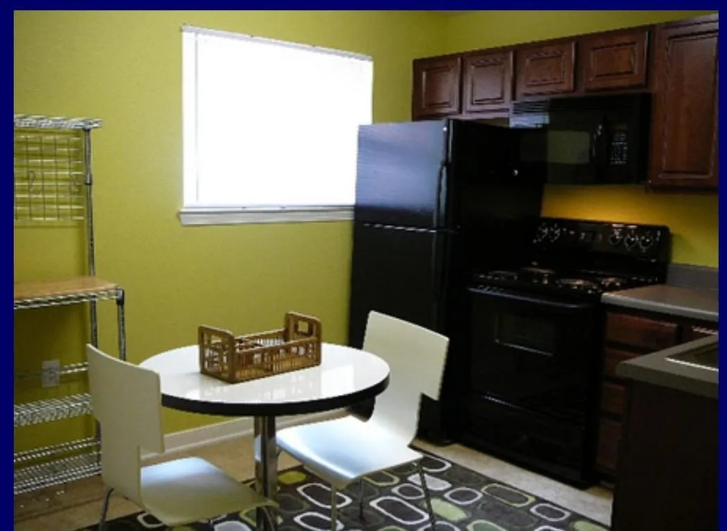 2 bed, 822 sqft, $1,200 — Photo 2