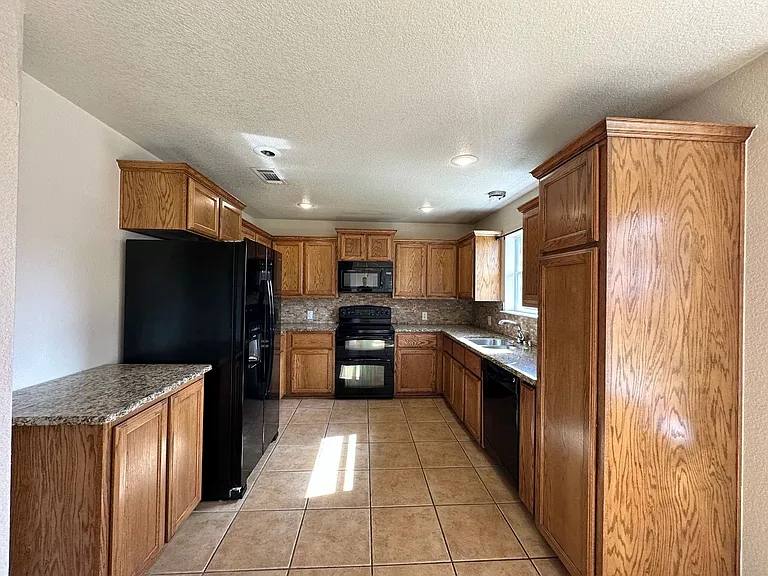 2601 Lavender Ln — Photo 10