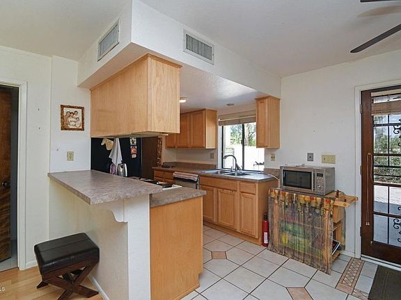 3rd image of 4829 E Euclid Ave Unit 1