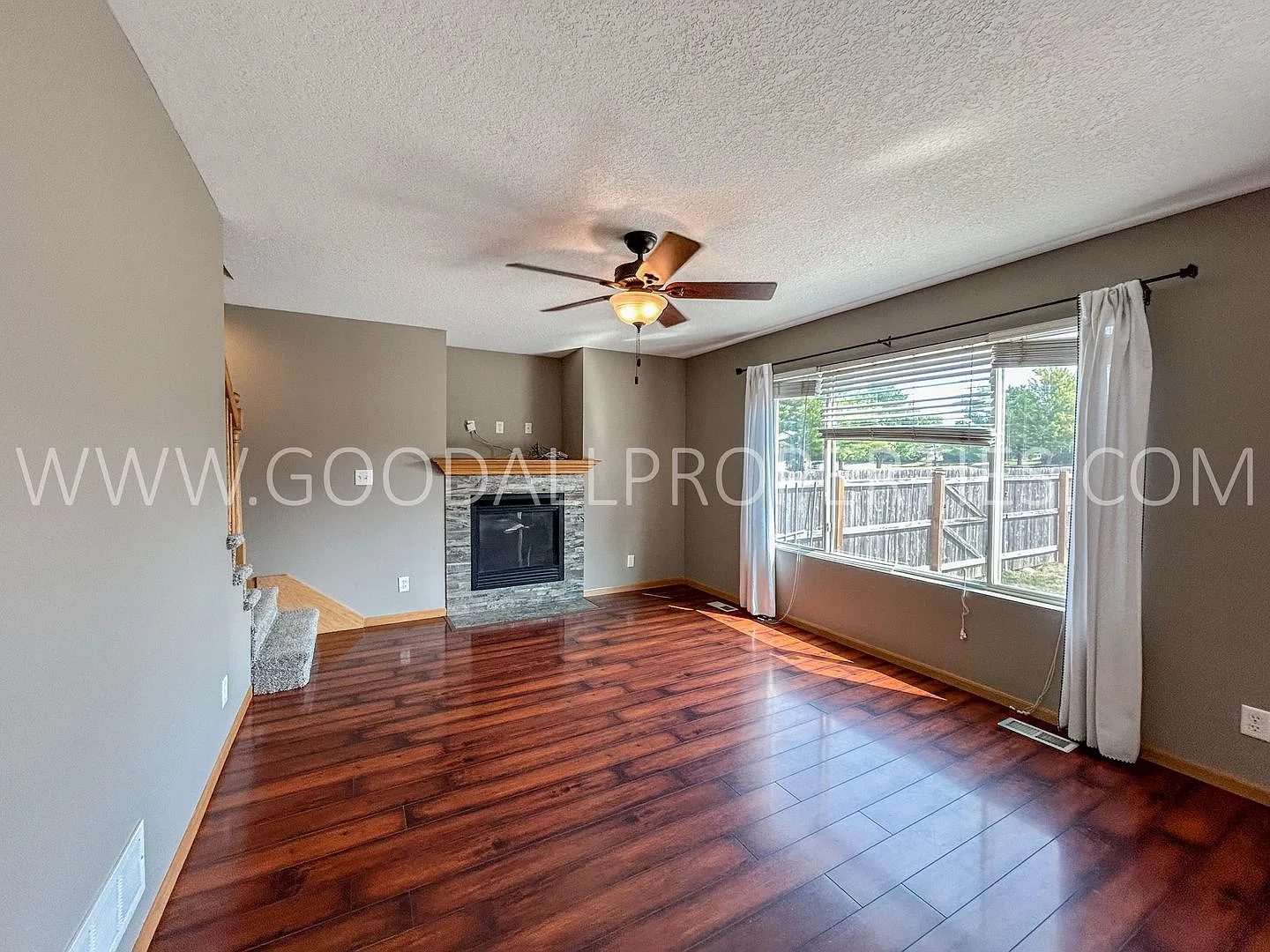 Charming 3-bedroom, 3-bath home with a fenced backyard and a partially finished basement. — Photo 3