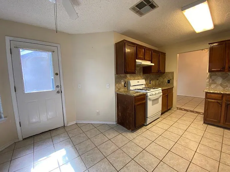 1903 Balsam Way — Photo 6