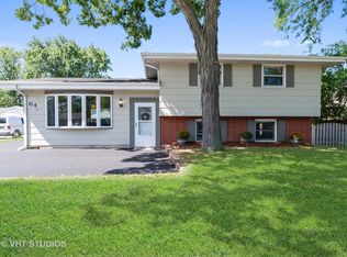 64 Orchard Ln, Lindenhurst, IL 60046