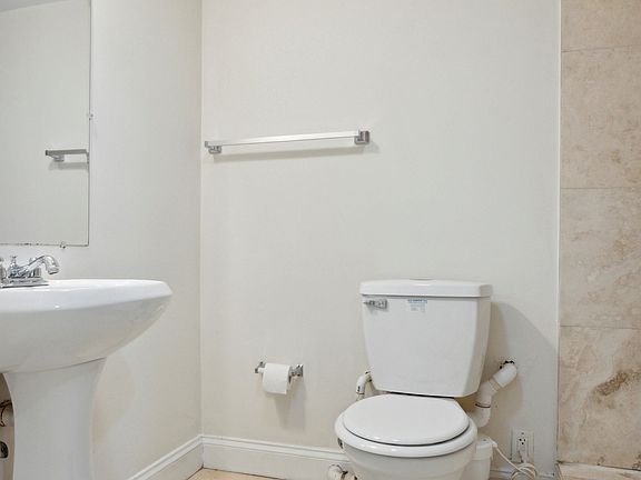 3rd image of 1723 Fontain St Unit 2