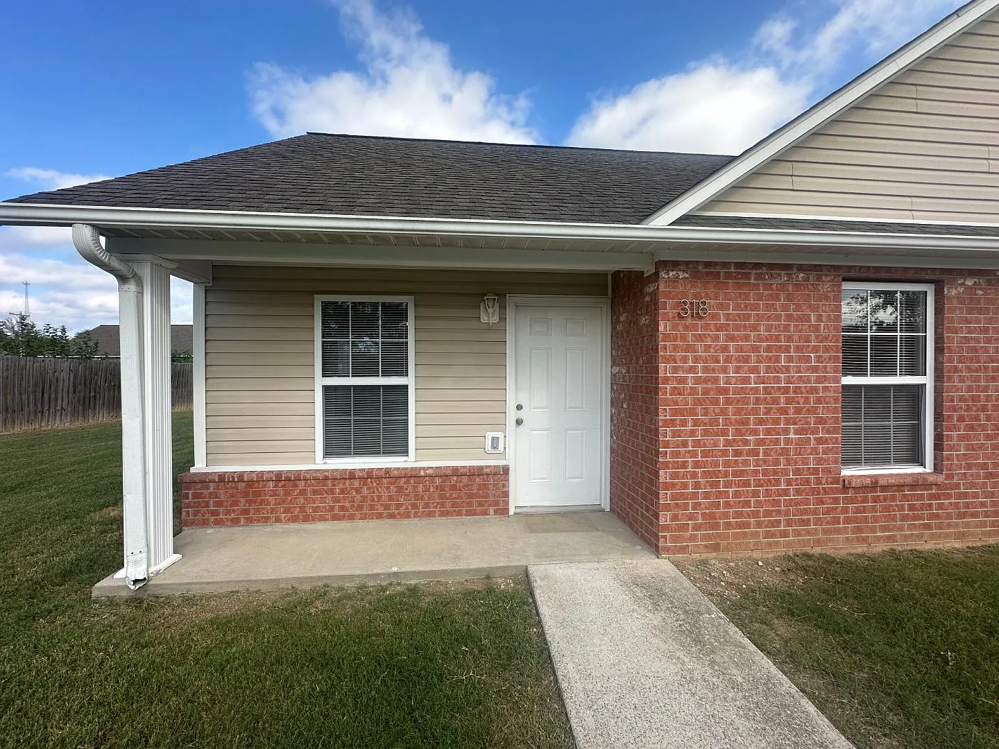 318 Whaley Ln — Photo 1